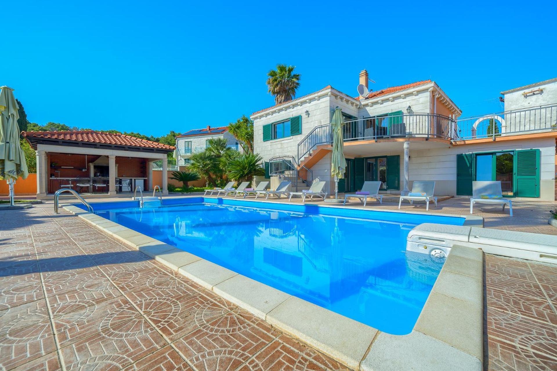 Villa Rasotica With Plenty Of Space Excellent Yard With Large Pool And Outdoor Kitchen *